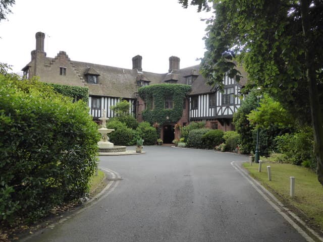 Hogarths Stone Manor Hotel (via Wikimedia Commons, CC BY-SA 2.0)