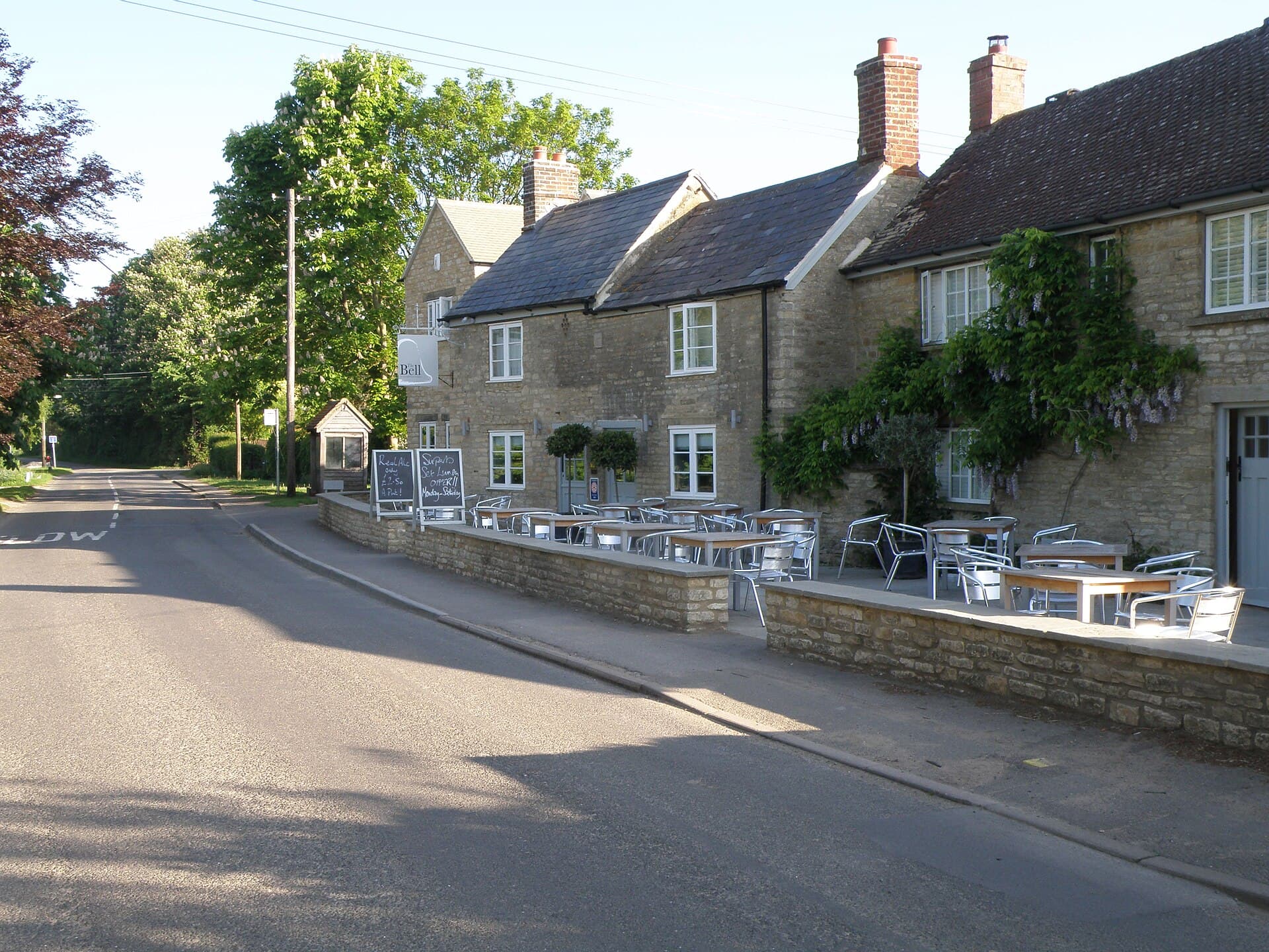 The Bell at Hampton Poyle (via Wikimedia Commons, CC BY-SA 2.0)