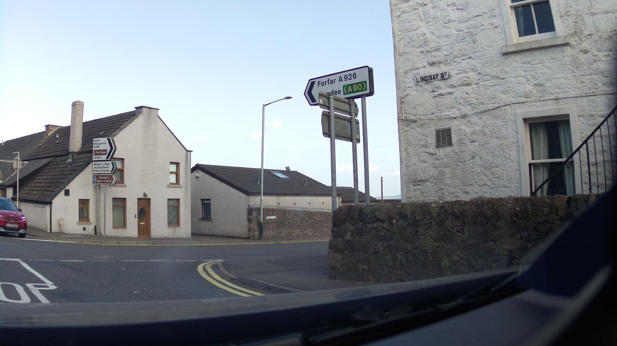 Street view near Newton Hotel, Kirriemuir — © southglos (CC BY-SA · Mapillary)