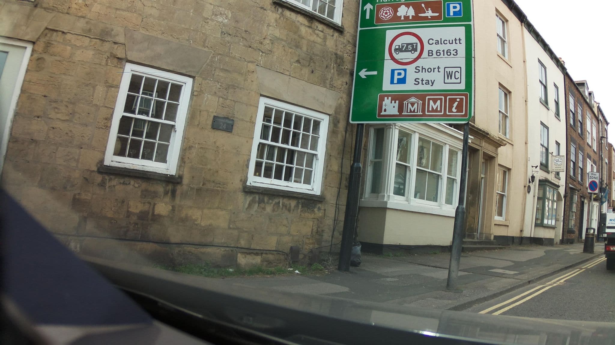 Street view near Custard Creams Cottage, Knaresborough — © southglos (CC BY-SA · Mapillary)