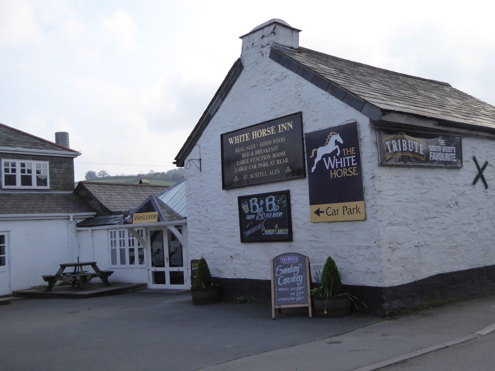 The White Horse Inn (via Wikimedia Commons, CC BY-SA 2.0)