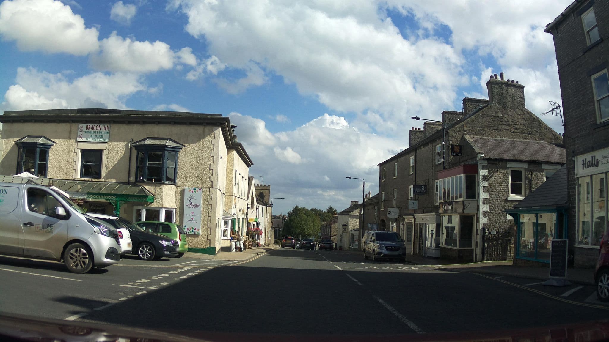 Street view near The Golden Lion, Leyburn — © southglos (CC BY-SA · Mapillary)