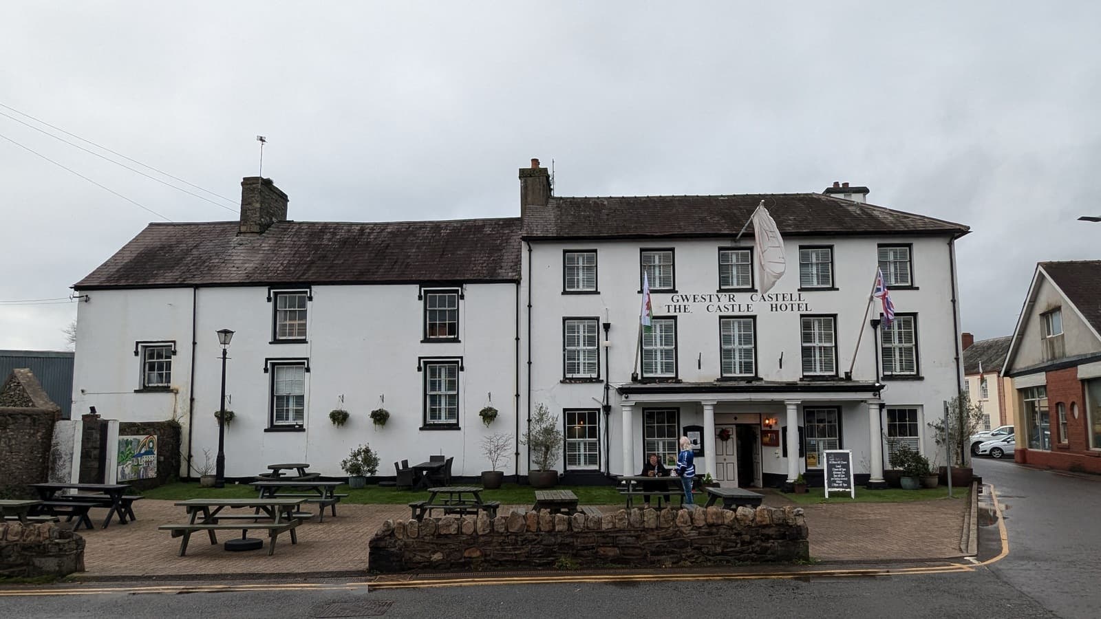 The Castle Hotel (via Wikimedia Commons, CC BY-SA 2.0)