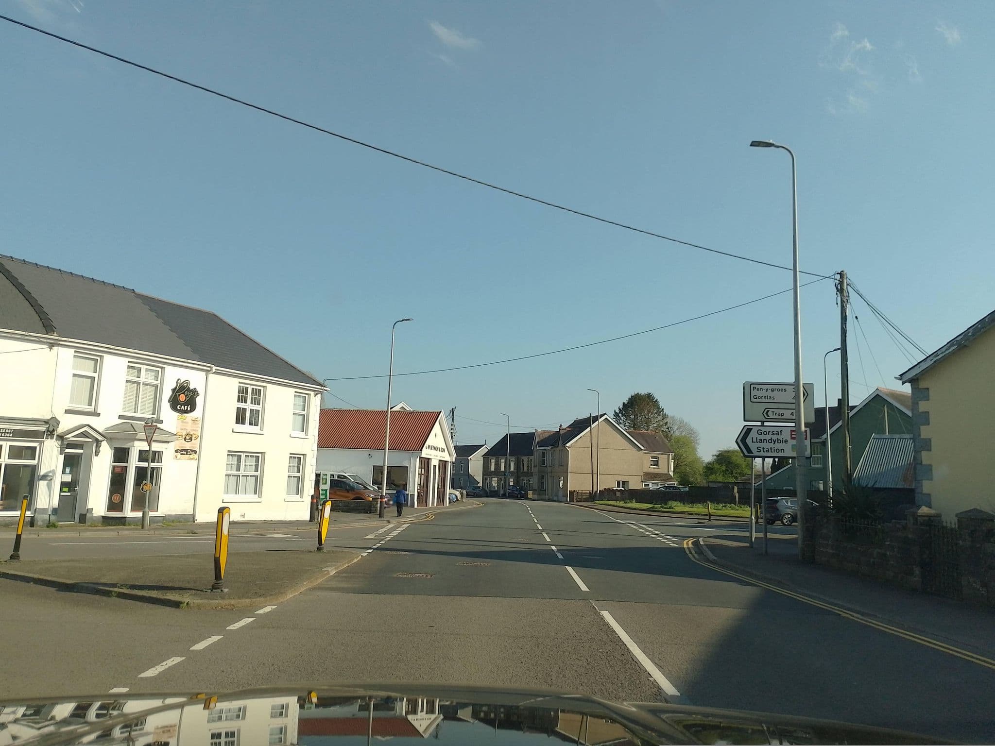 Street view near Golden Grove Inn, Llandybie — © laye (CC BY-SA · Mapillary)