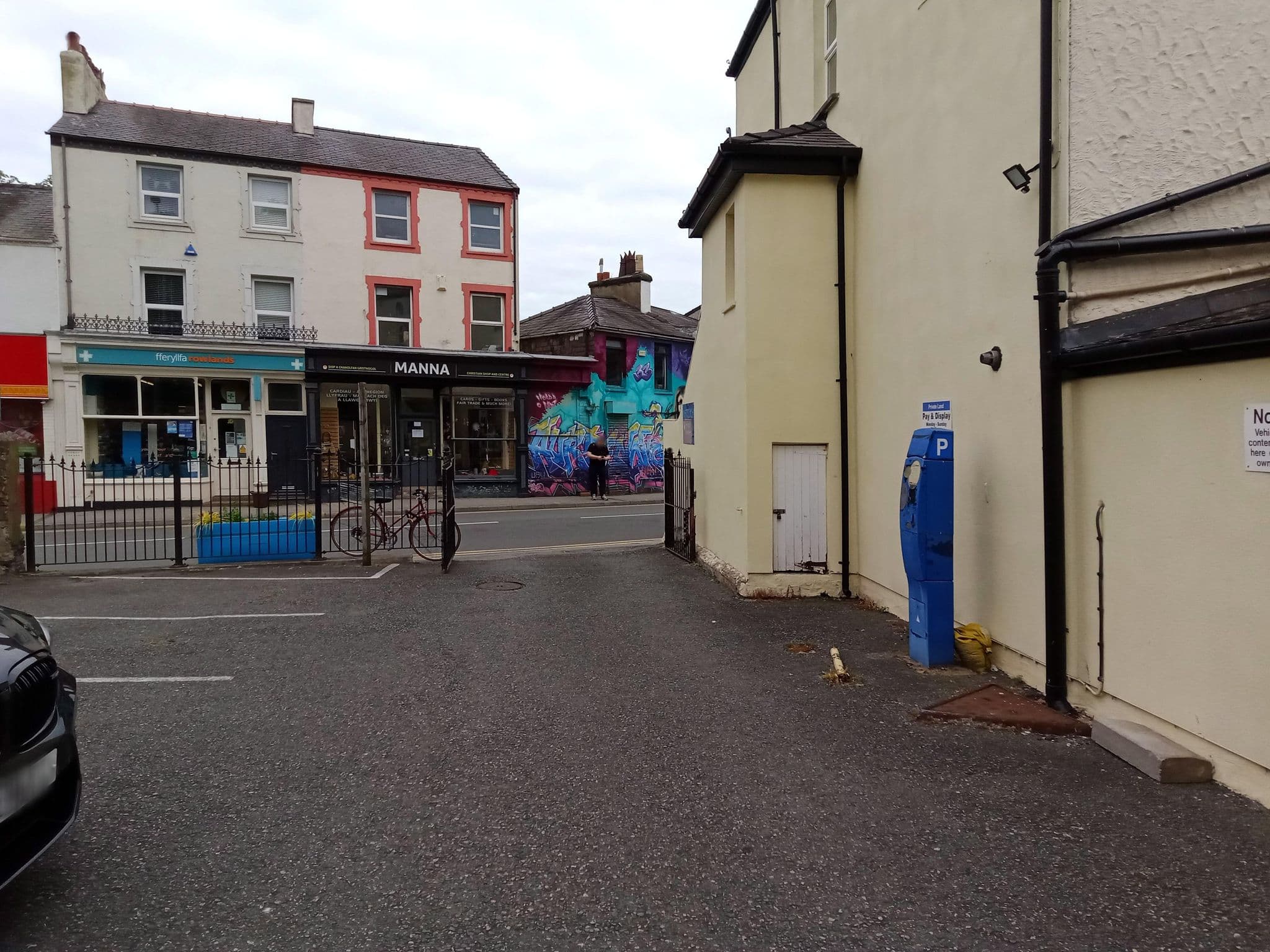 Street view near Belle Vue Hotel, Menai Bridge — © annekaro (CC BY-SA · Mapillary)
