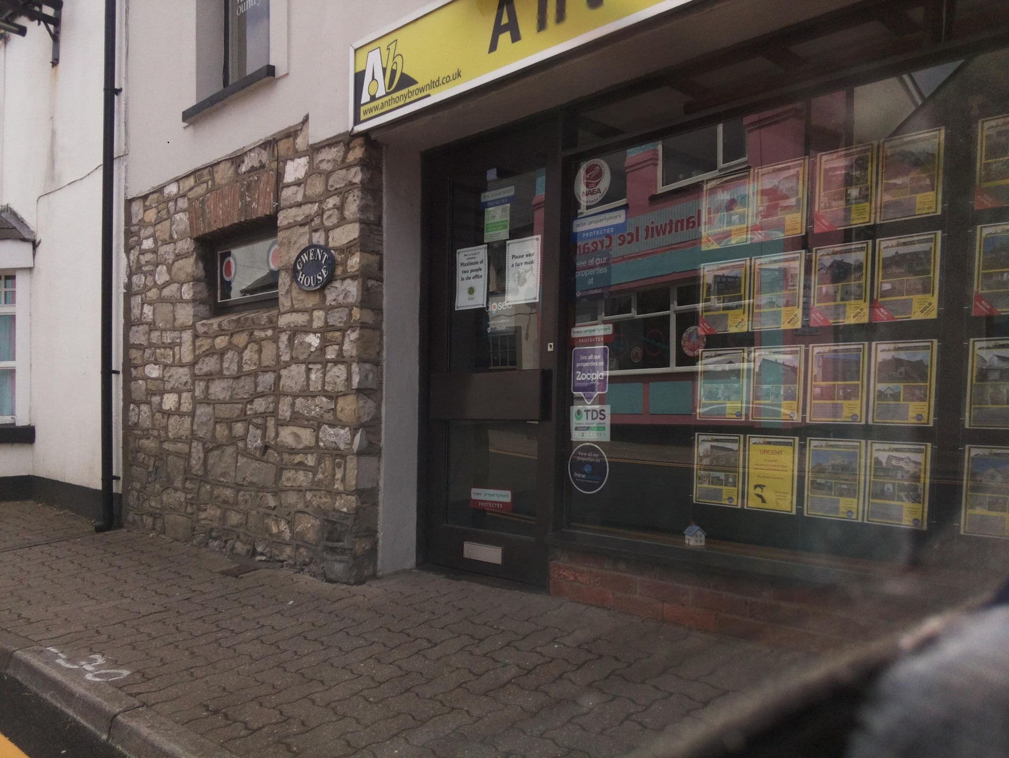 Street view near The White Lion Hotel, Llantwit Major — © southglos (CC BY-SA · Mapillary)