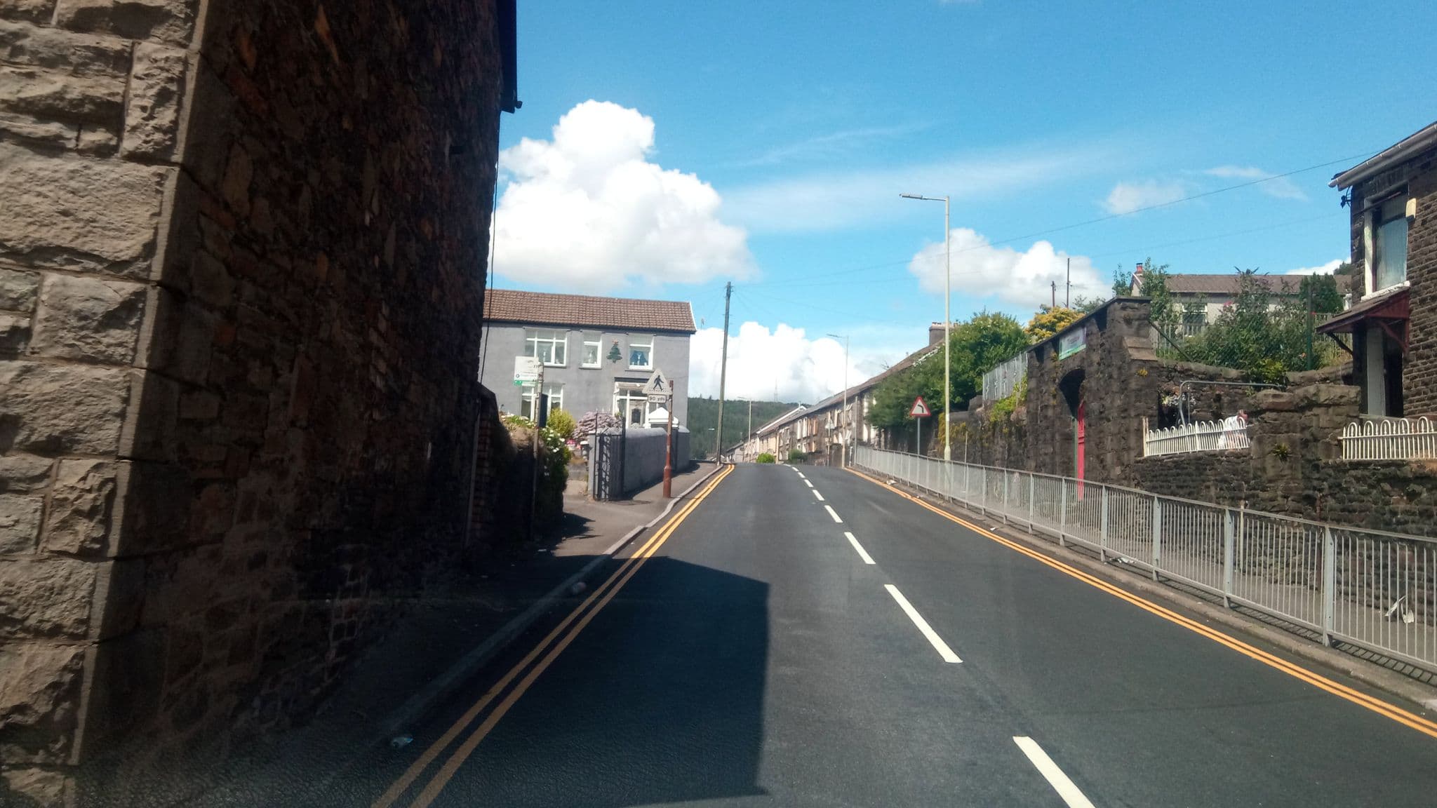 Street view near Miskin Hotel, Tonypandy — © victuallers (CC BY-SA · Mapillary)
