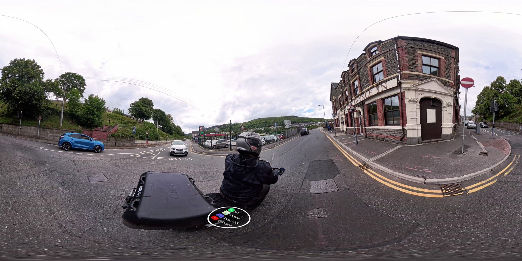 Street view near Llwyncelyn Hotel, Tonyrefail — © kits (CC BY-SA · Mapillary)