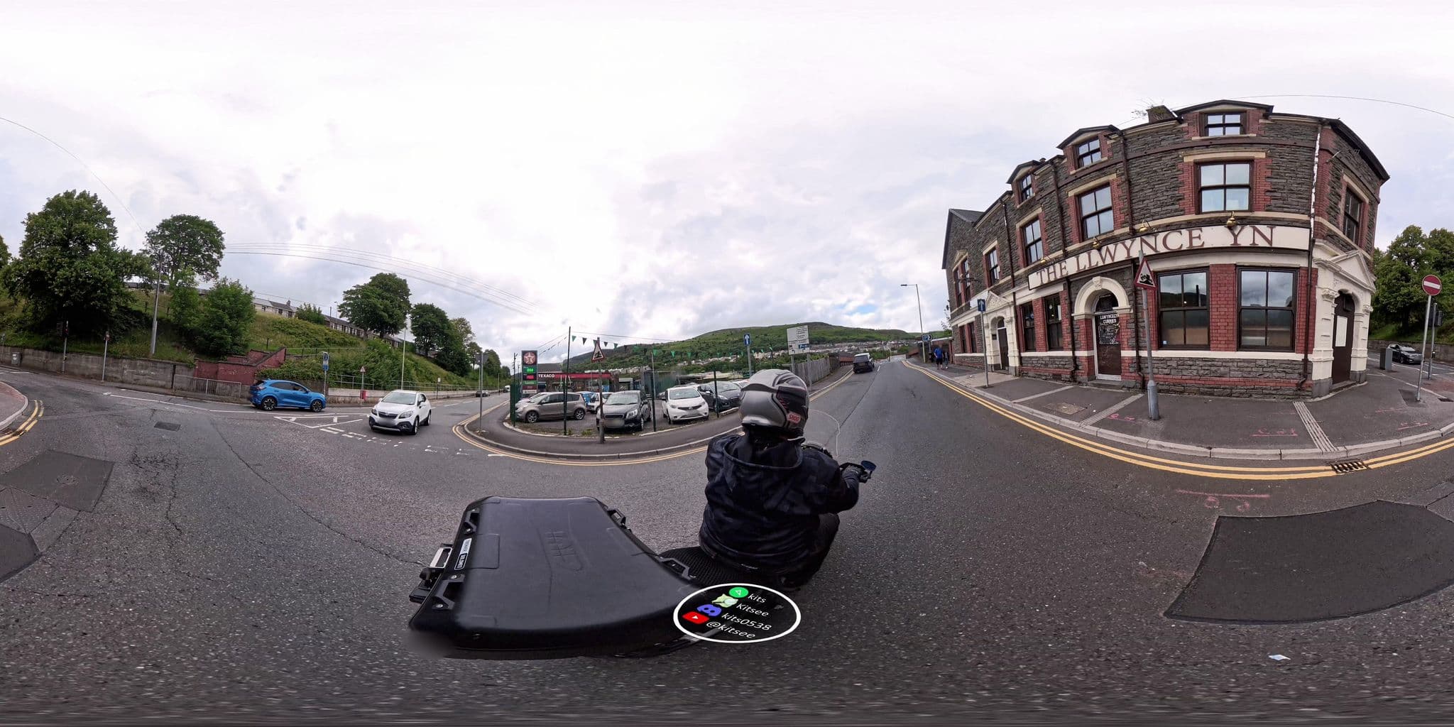 Street view near Llwyncelyn Hotel, Tonyrefail — © kits (CC BY-SA · Mapillary)