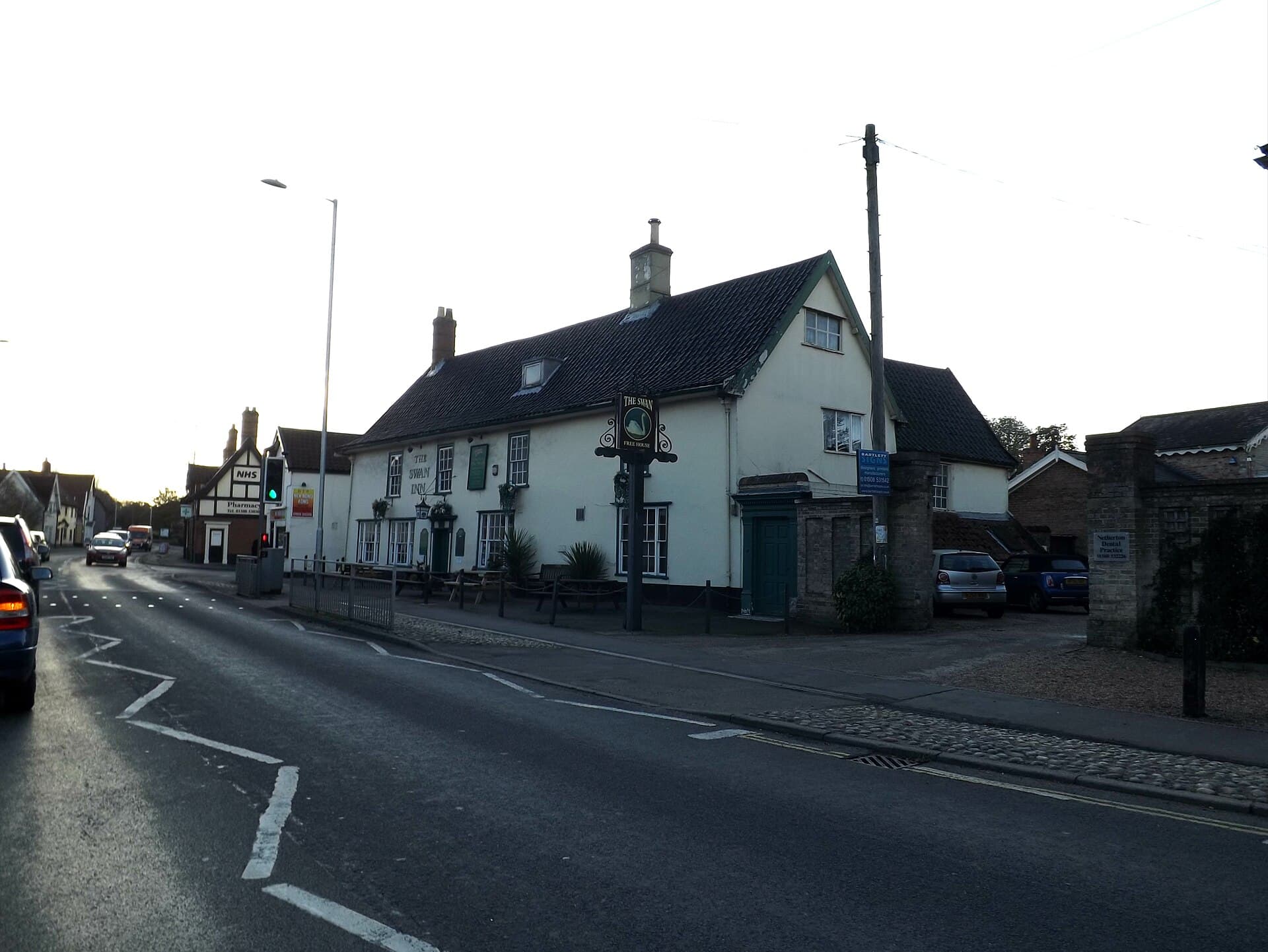 The Swan Inn (via Wikimedia Commons, CC BY-SA 2.0)