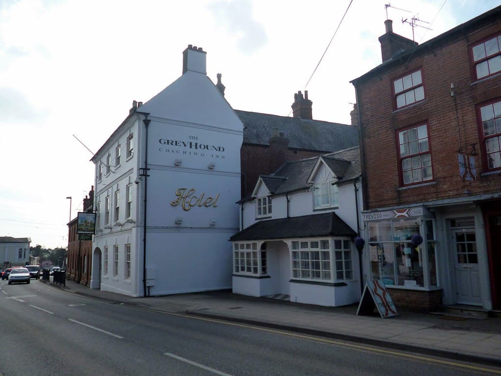 Greyhound Coaching Inn (via Wikimedia Commons, CC BY-SA 2.0)