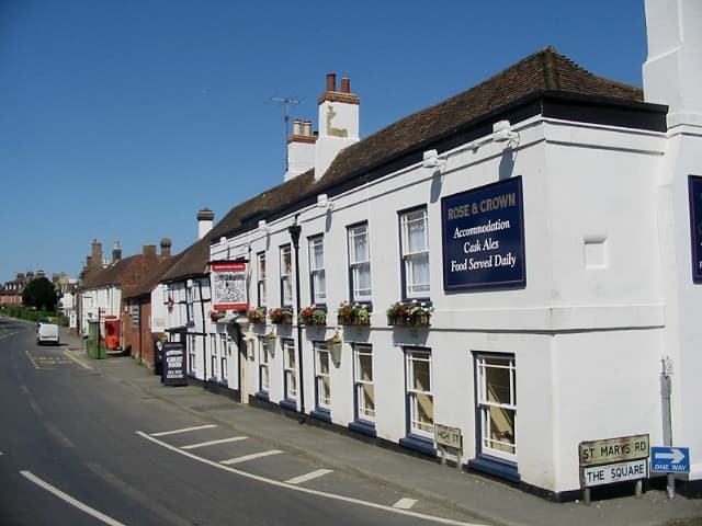 Rose & Crown (via Wikimedia Commons, CC BY-SA 2.0)