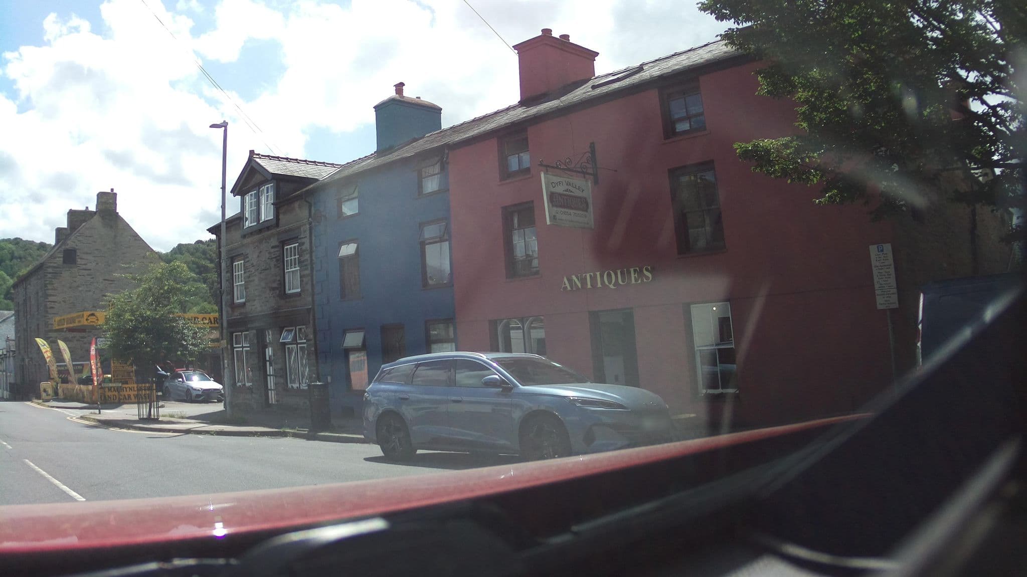 Street view near White Lion Hotel, Machynlleth — © southglos (CC BY-SA · Mapillary)