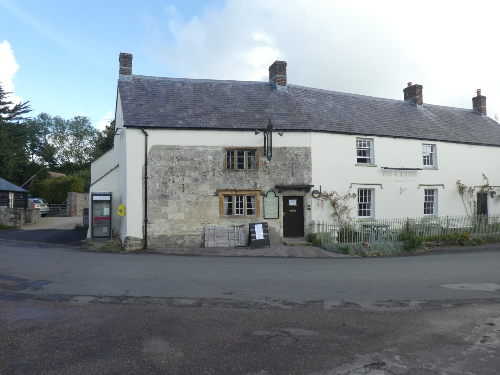 The Fox & Hounds Inn (via Wikimedia Commons, CC BY-SA 2.0)