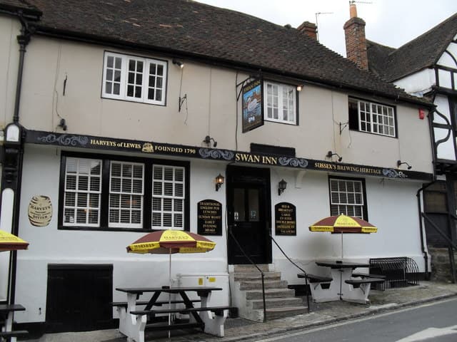 The Swan Inn (via Wikimedia Commons, CC BY-SA 2.0)