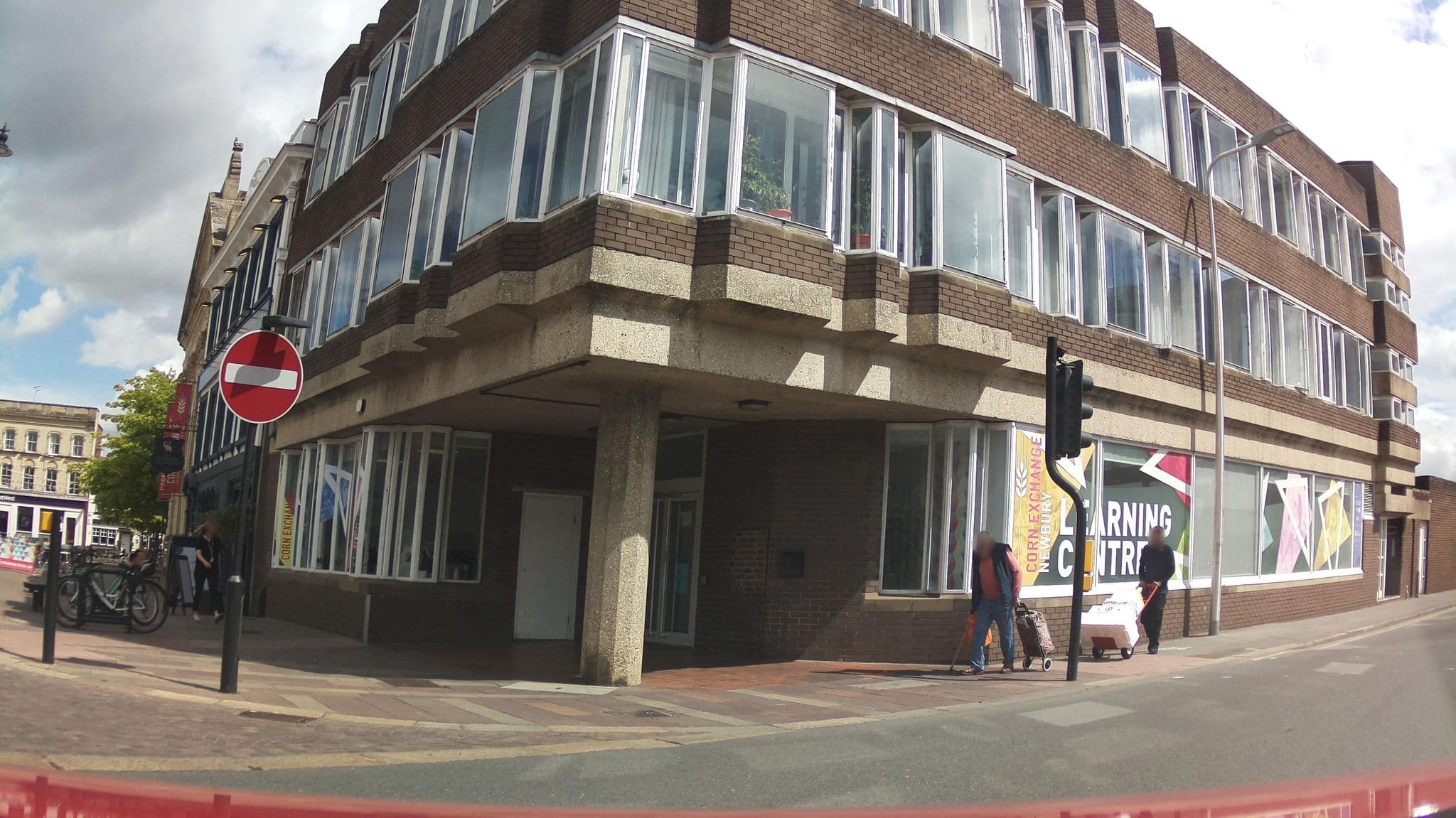 Street view near Queens Hotel, Newbury — © southglos (CC BY-SA · Mapillary)