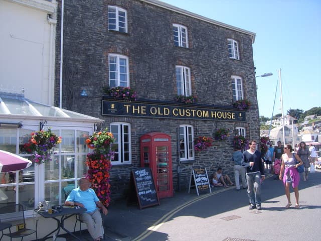 Old Custom House, Padstow (via Wikimedia Commons, CC BY-SA 2.0)