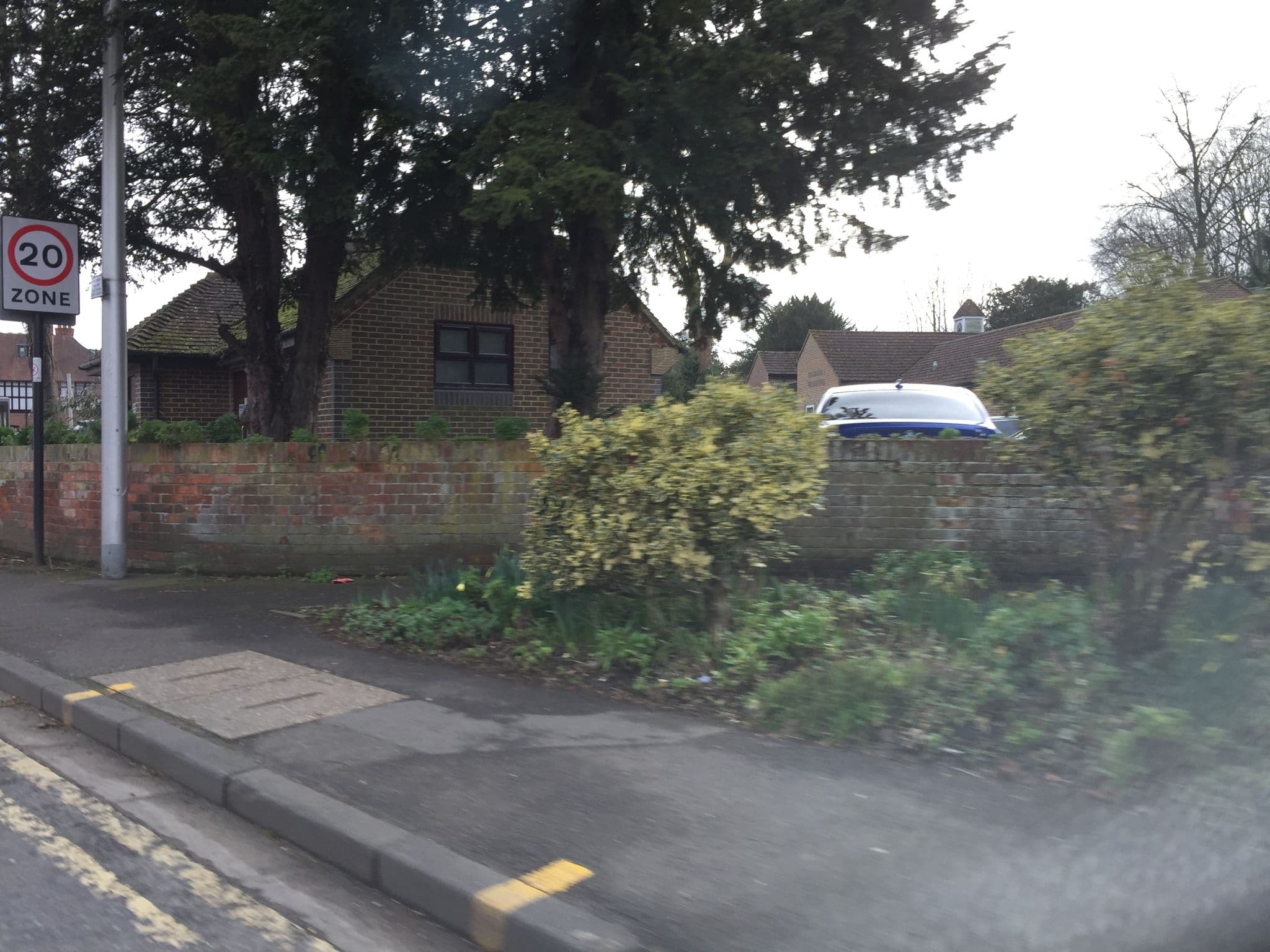 Street view near Pangbourne Village Hall, Pangbourne — © southglos (CC BY-SA · Mapillary)