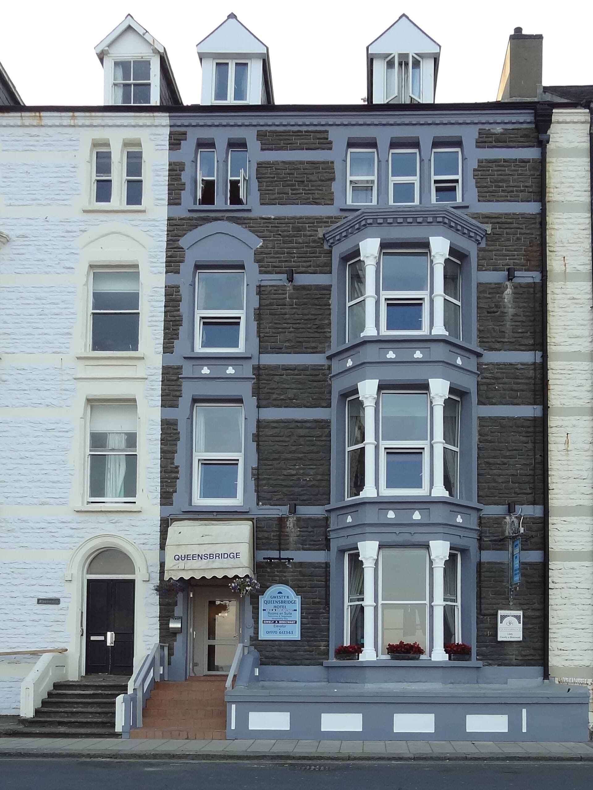 Queensbridge Hotel (via Wikimedia Commons, CC0)