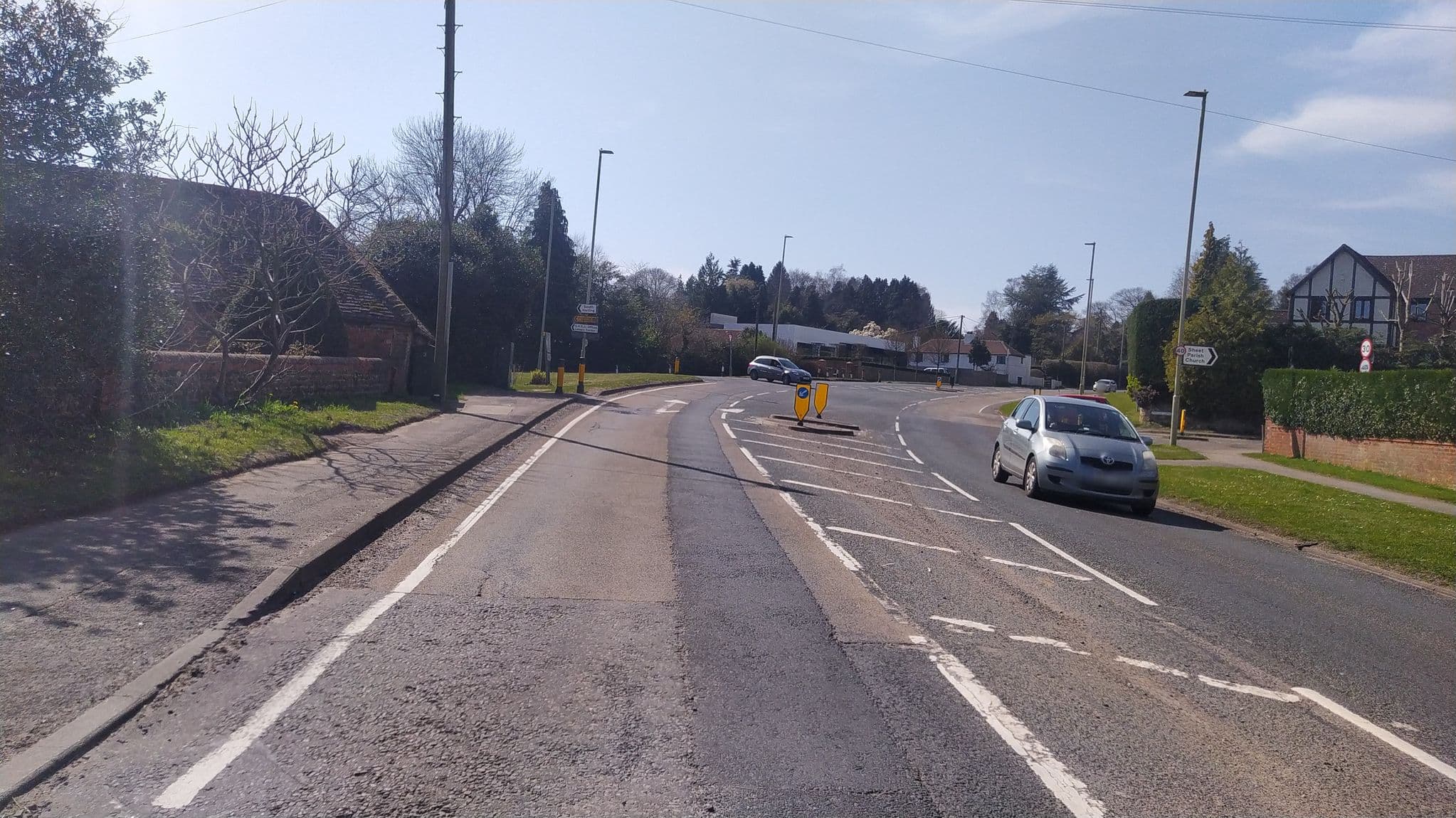 Street view near Harry's Barn Bed and Breakfast, Petersfield — © noid (CC BY-SA · Mapillary)