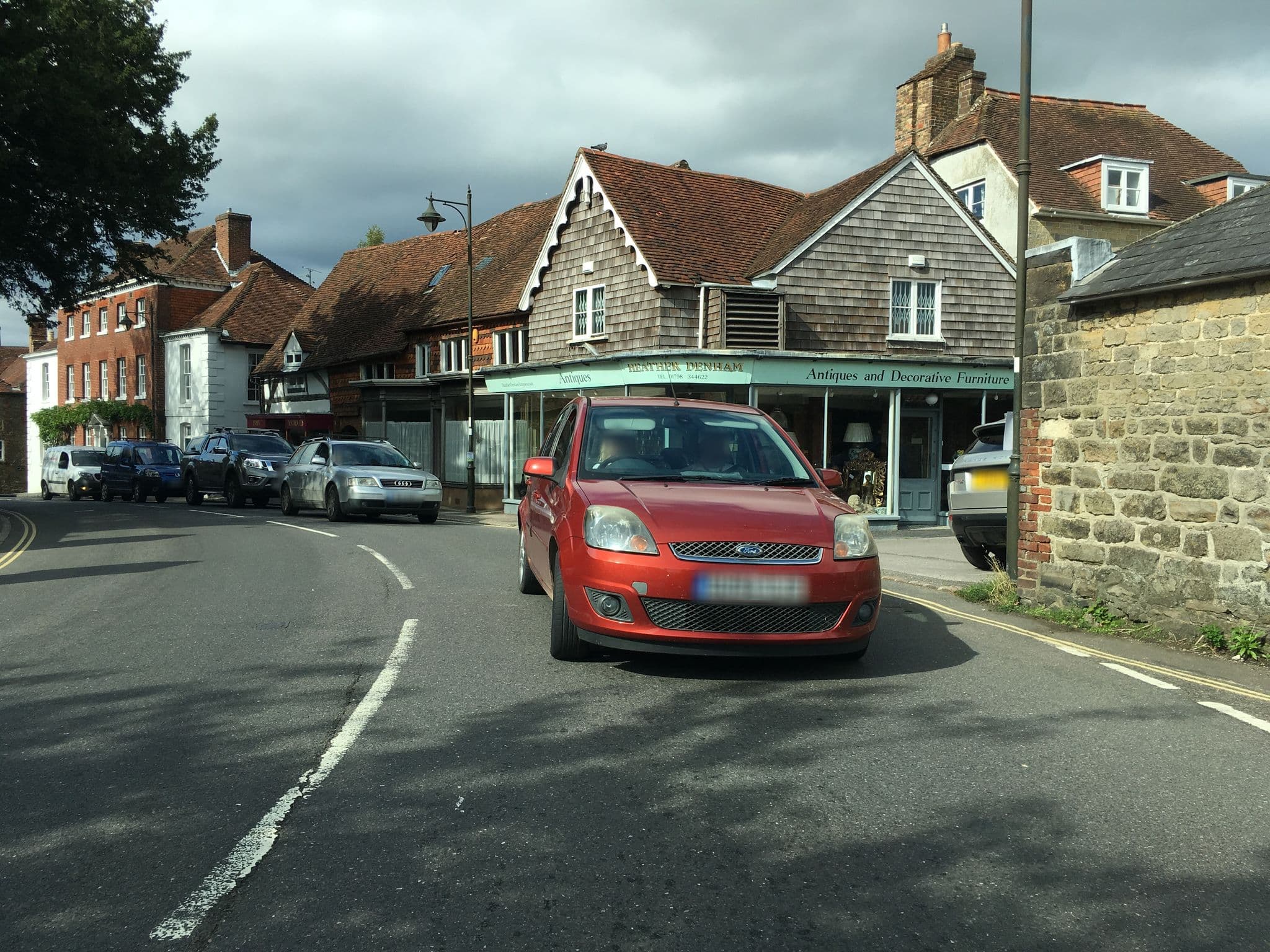 Street view near Cosy, historic cottage, Centre Petworth, Petworth — © southglos (CC BY-SA · Mapillary)