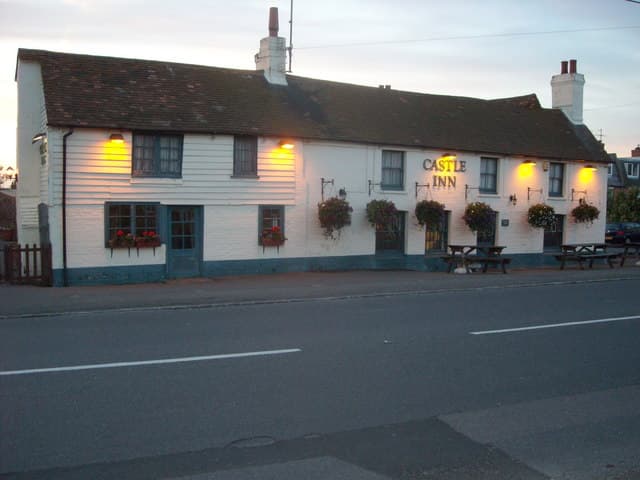 Castle Inn (via Wikimedia Commons, CC BY-SA 2.0)