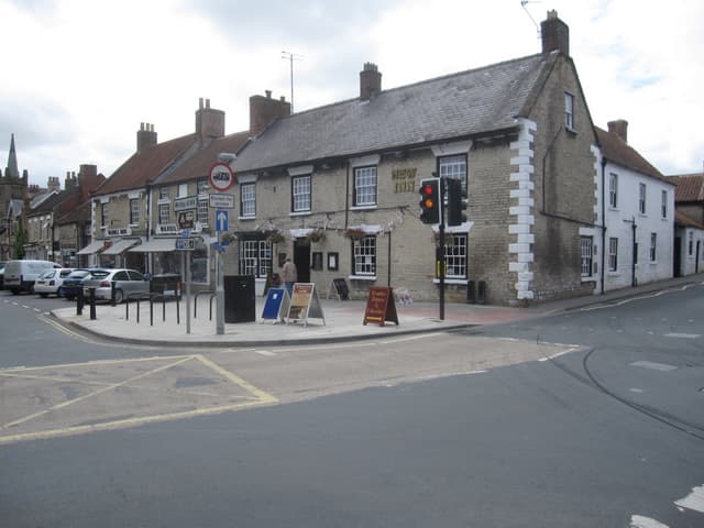 The New Inn (via Wikimedia Commons, CC BY-SA 2.0)