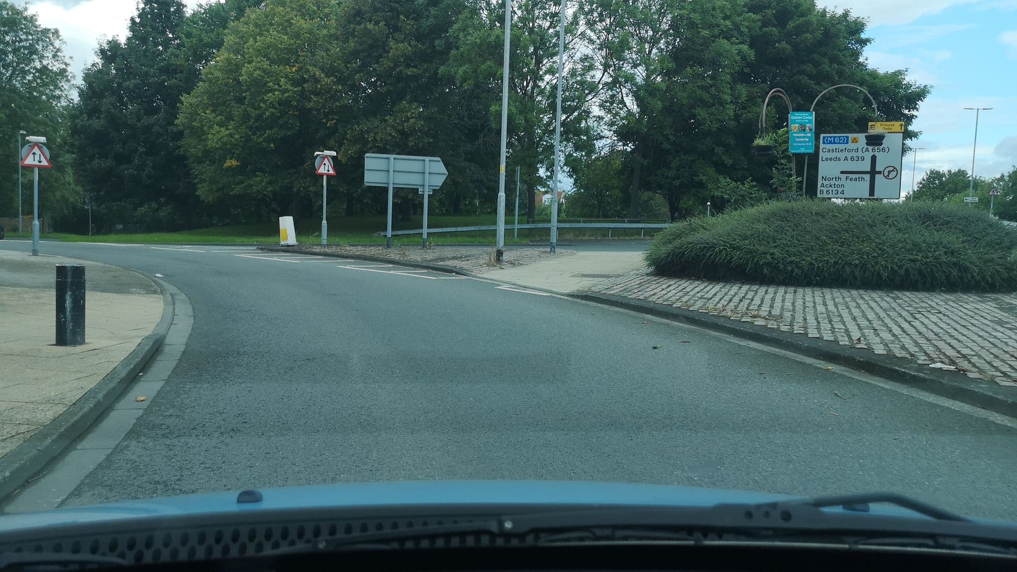 Street view near Queens Hotel Apartments, Pontefract — © cuttlebug (CC BY-SA · Mapillary)