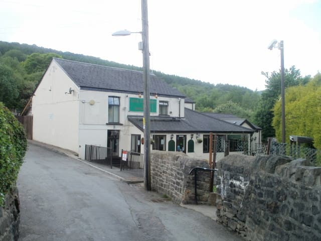 Little Crown Inn (via Wikimedia Commons, CC BY-SA 2.0)