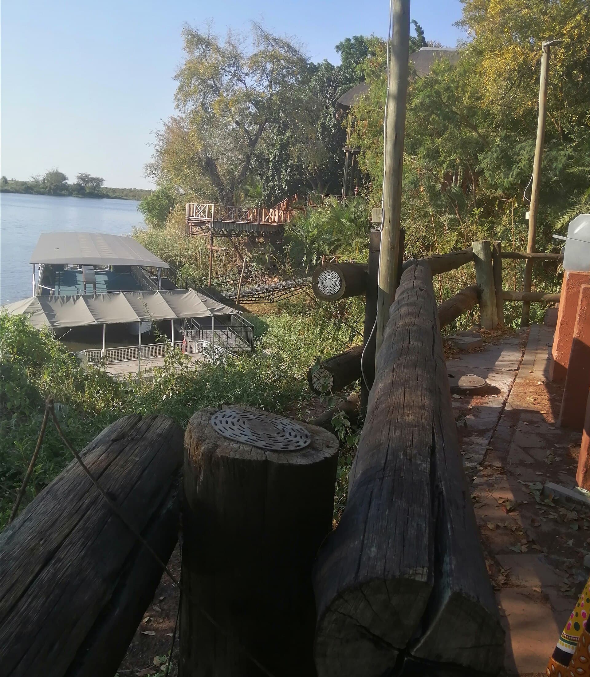 Chobe marina lodge (via Wikimedia Commons, CC BY-SA 4.0)