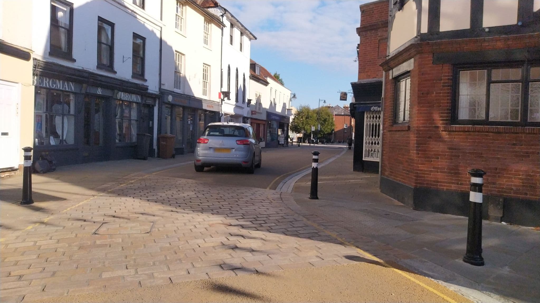 Street view near Abbey Hotel, Romsey — © noid (CC BY-SA · Mapillary)