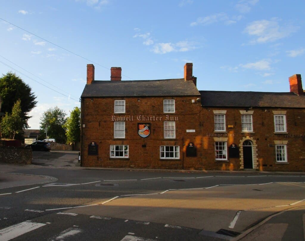 Rowell Charter Inn. (via Wikimedia Commons, CC BY-SA 2.0)