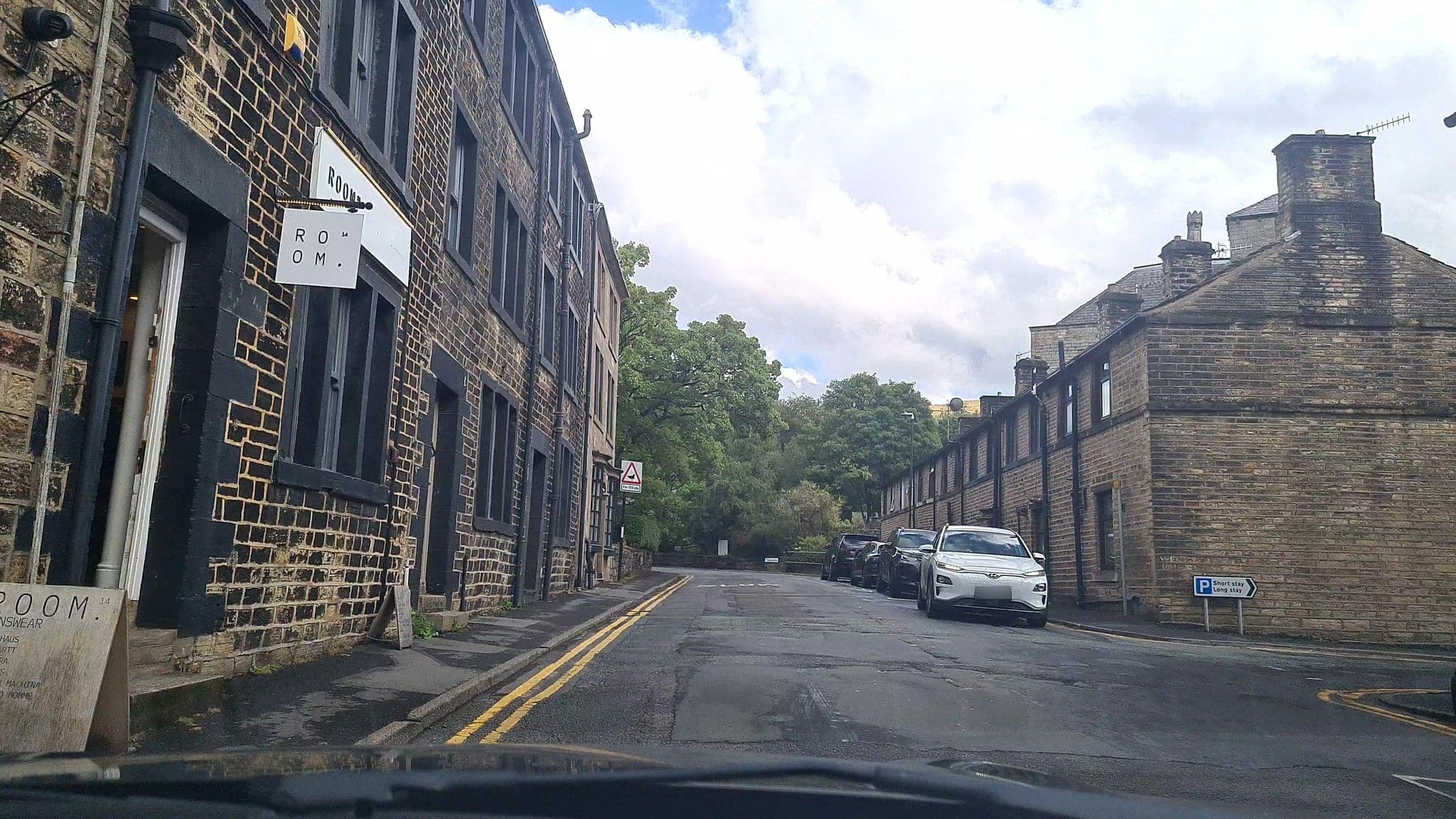 Street view near The Commercial Hotel, Saddleworth — © mappo2 (CC BY-SA · Mapillary)