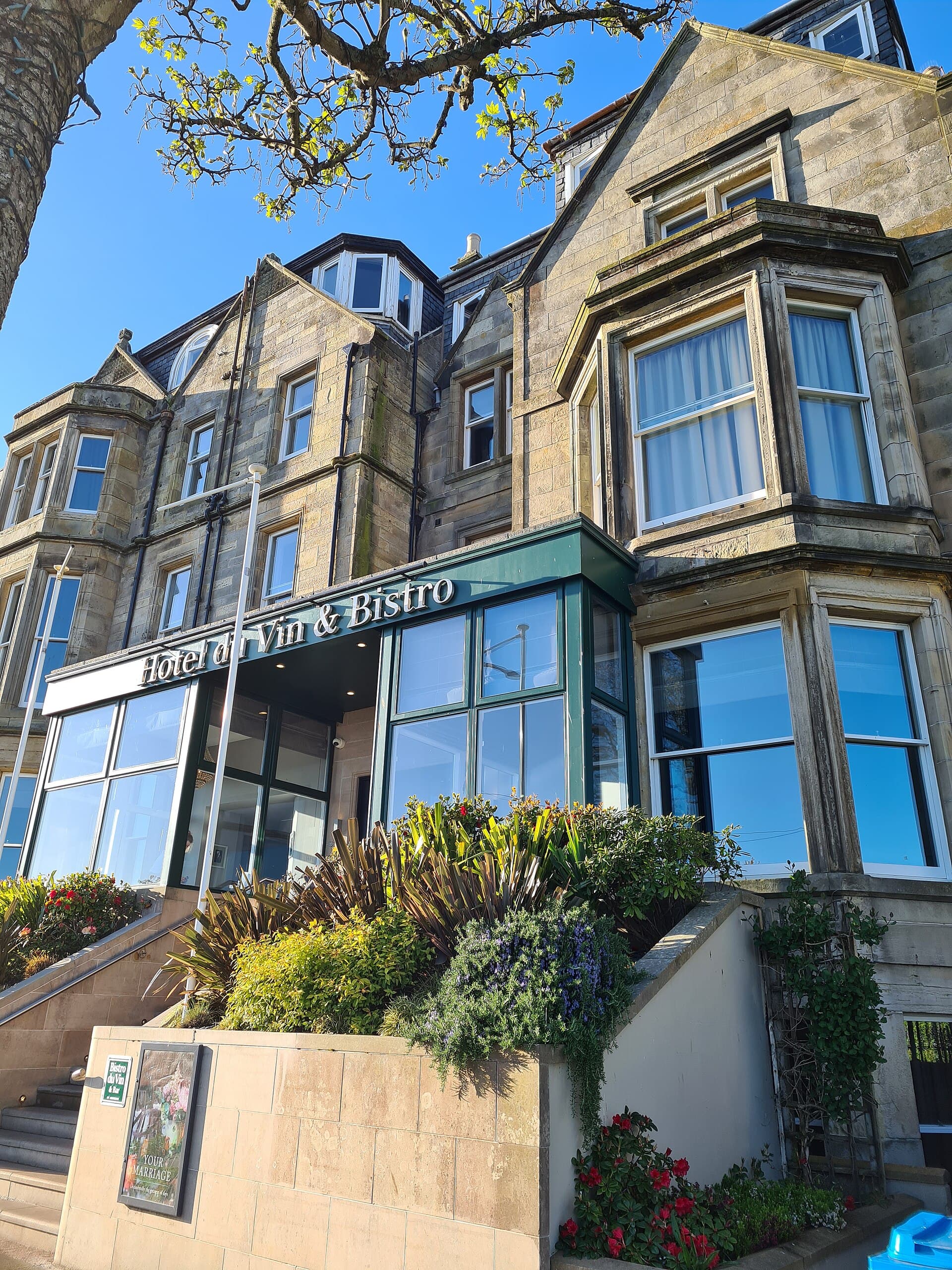 Hotel du Vin St Andrews (via Wikimedia Commons, CC BY-SA 3.0)
