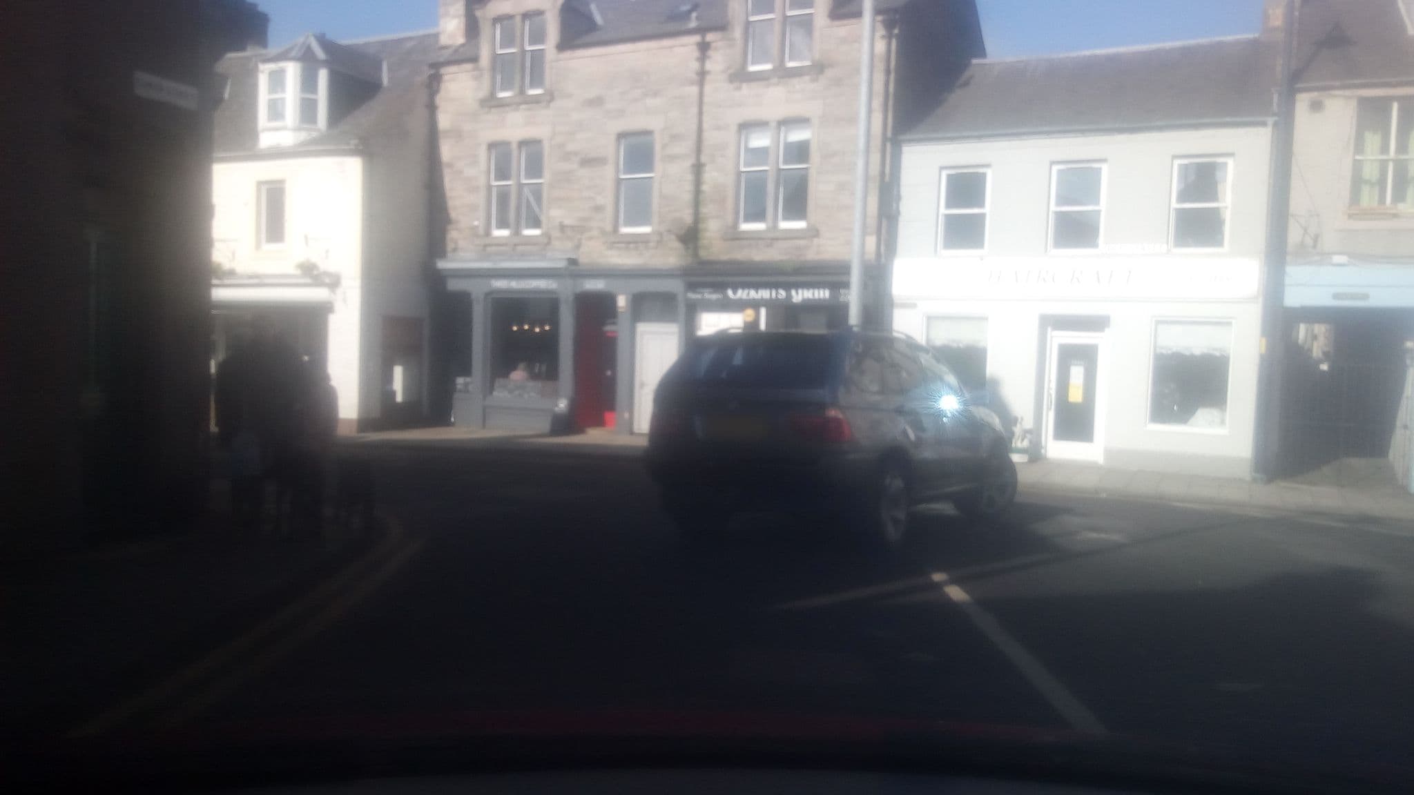Street view near County Hotel, Selkirk — © victuallers (CC BY-SA · Mapillary)