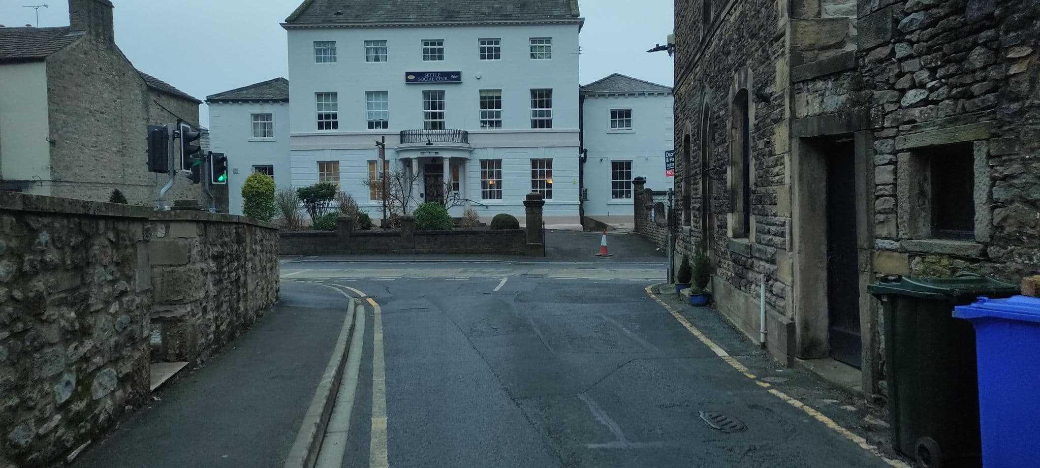 Street view near Golden Lion Hotel, Settle — © jethro10 (CC BY-SA · Mapillary)