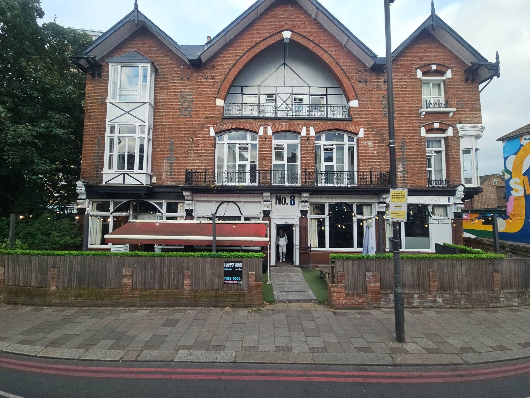 Street view near The Woodberry Tavern, Seven Sisters — © pbb (CC BY-SA · Mapillary)