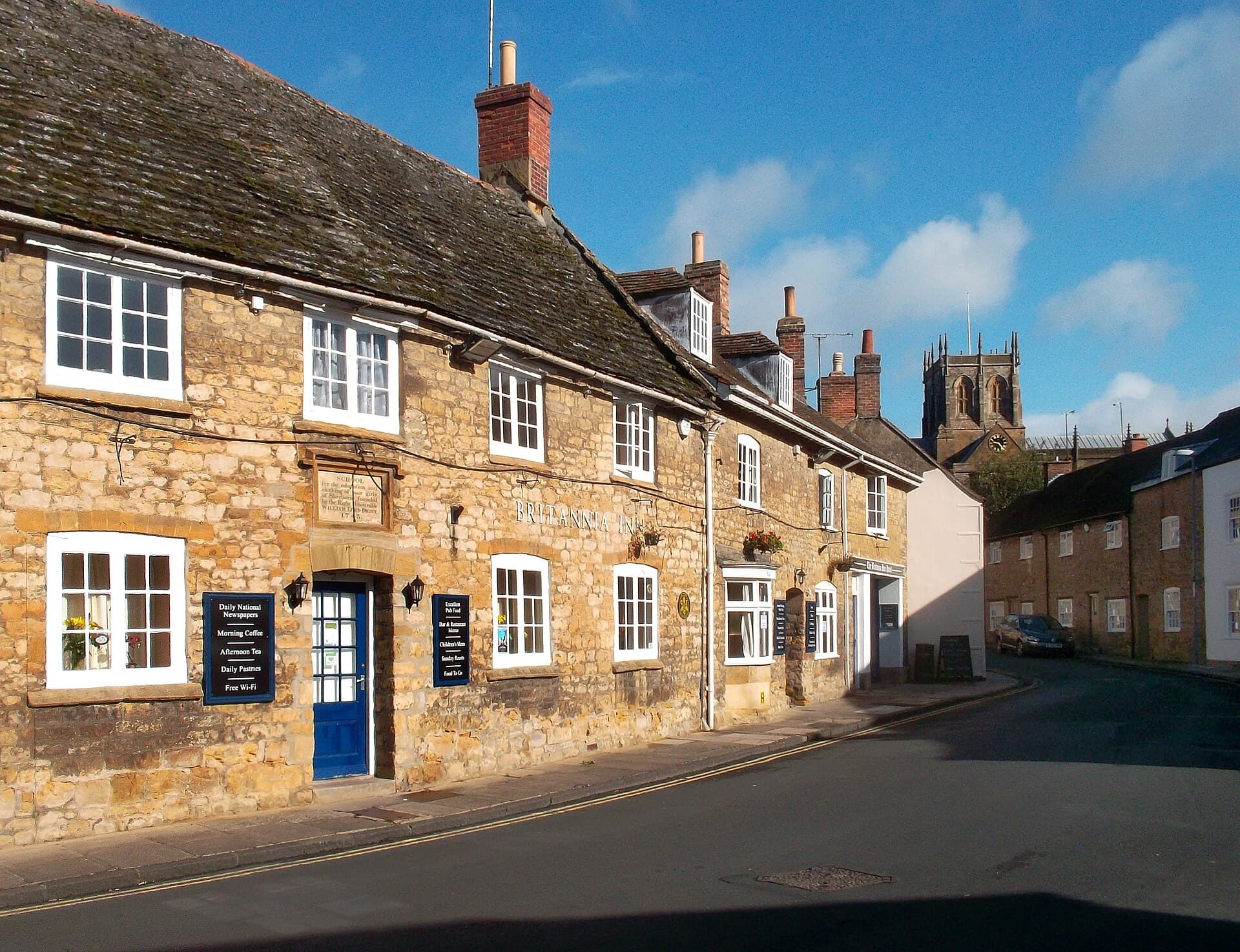 Britannia Inn (via Wikimedia Commons, CC BY-SA 2.0)