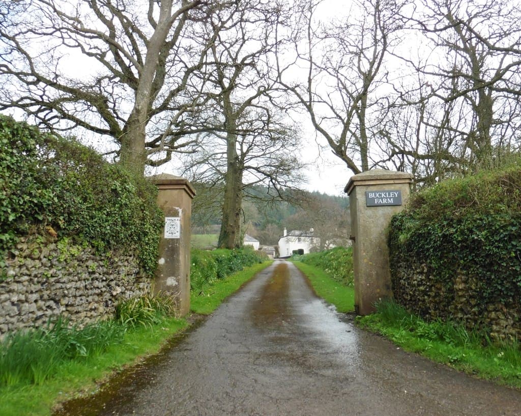 Buckley Farmhouse B and B (via Wikimedia Commons, CC BY-SA 2.0)
