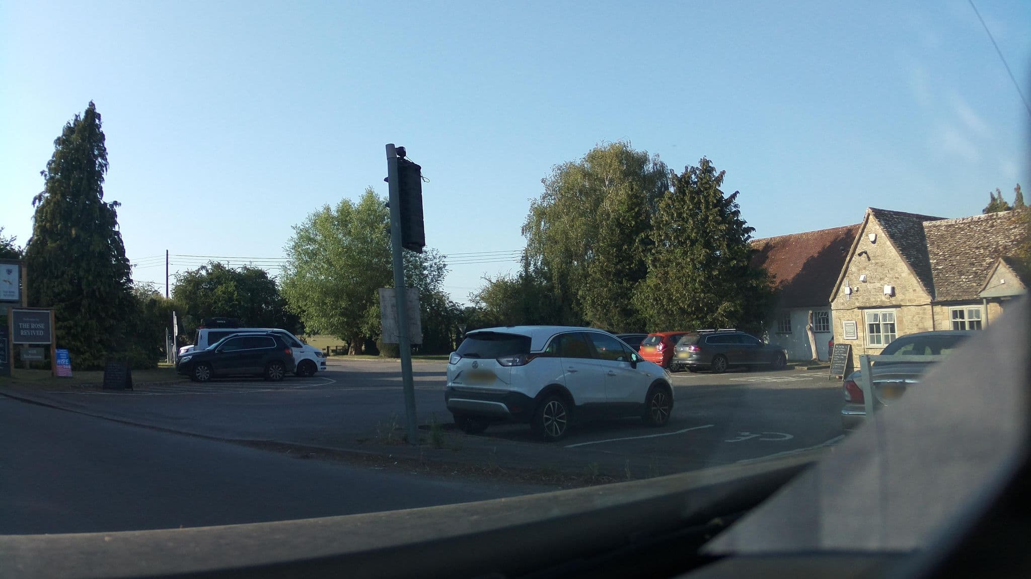 Street view near Rose Revived Hotel, Standlake — © southglos (CC BY-SA · Mapillary)