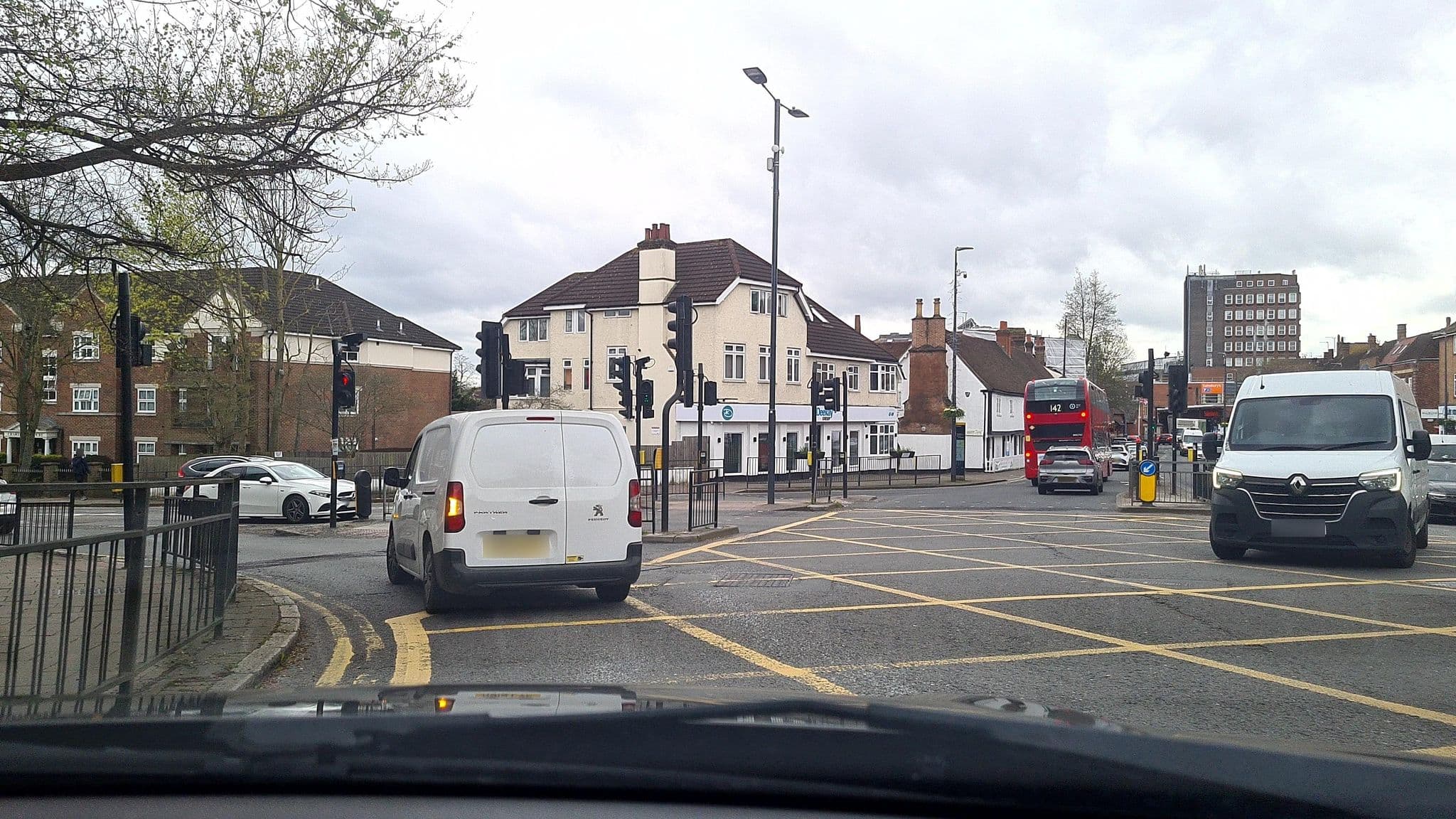 Street view near Adil, Stanmore — © mappo2 (CC BY-SA · Mapillary)