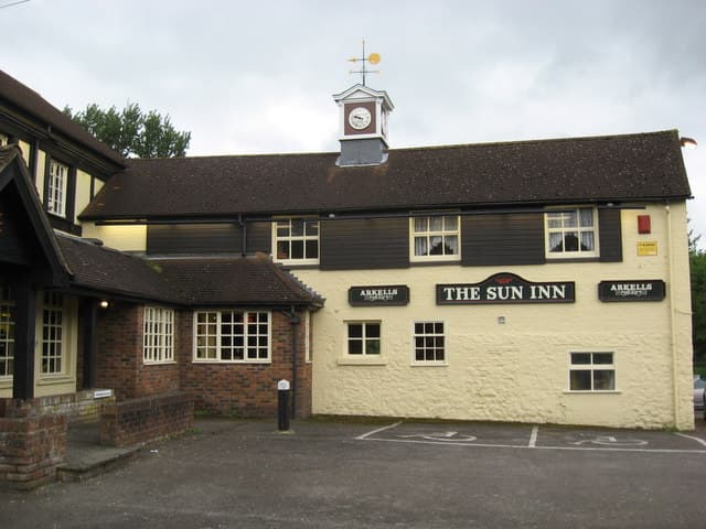 The Sun Inn (via Wikimedia Commons, CC BY-SA 2.0)