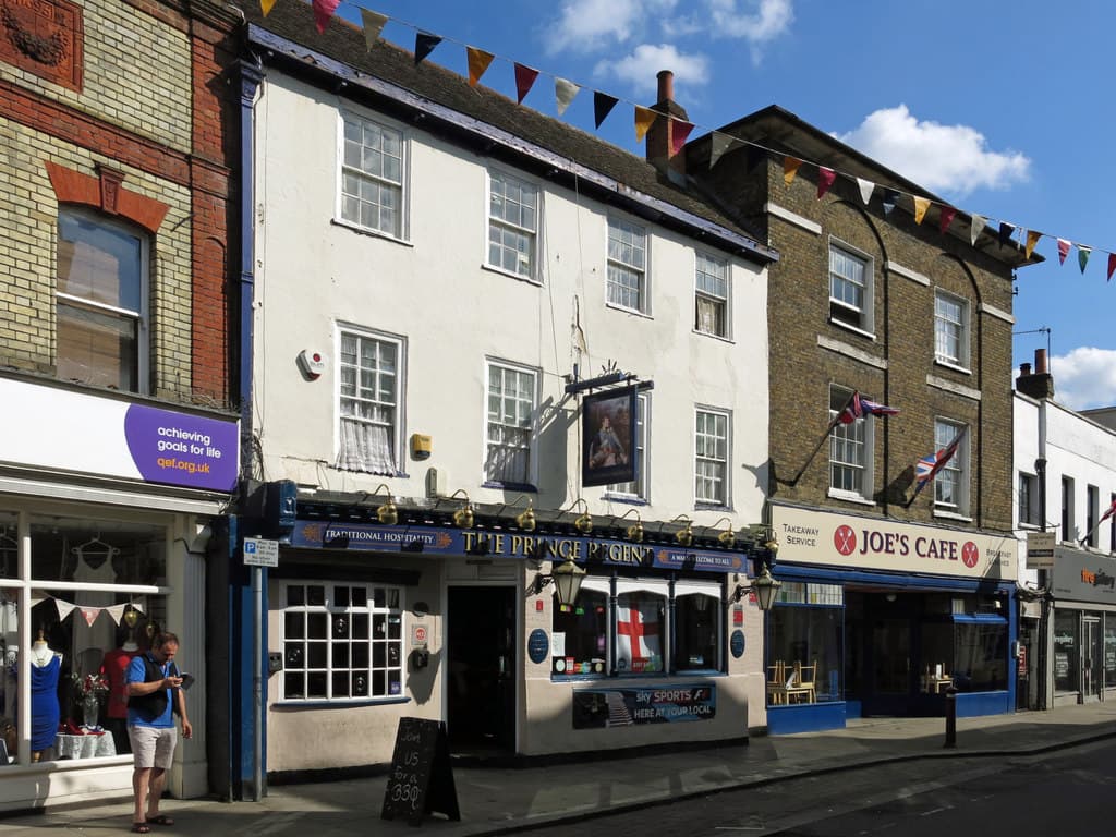 Hôtel pub prince regent (via Wikimedia Commons, CC BY-SA 2.0)