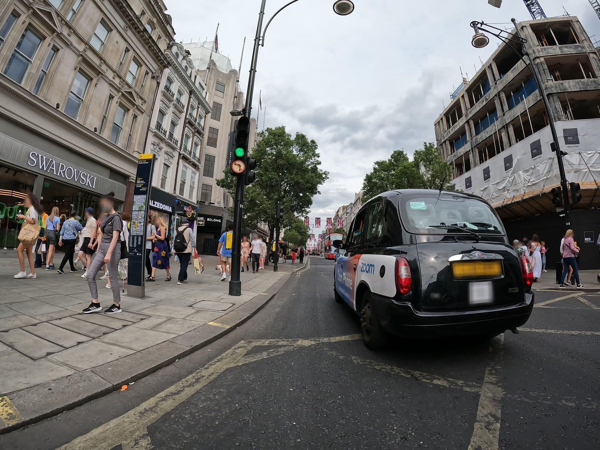 Street view near Westbury hotel 2YF, West End — © erias (CC BY-SA · Mapillary)