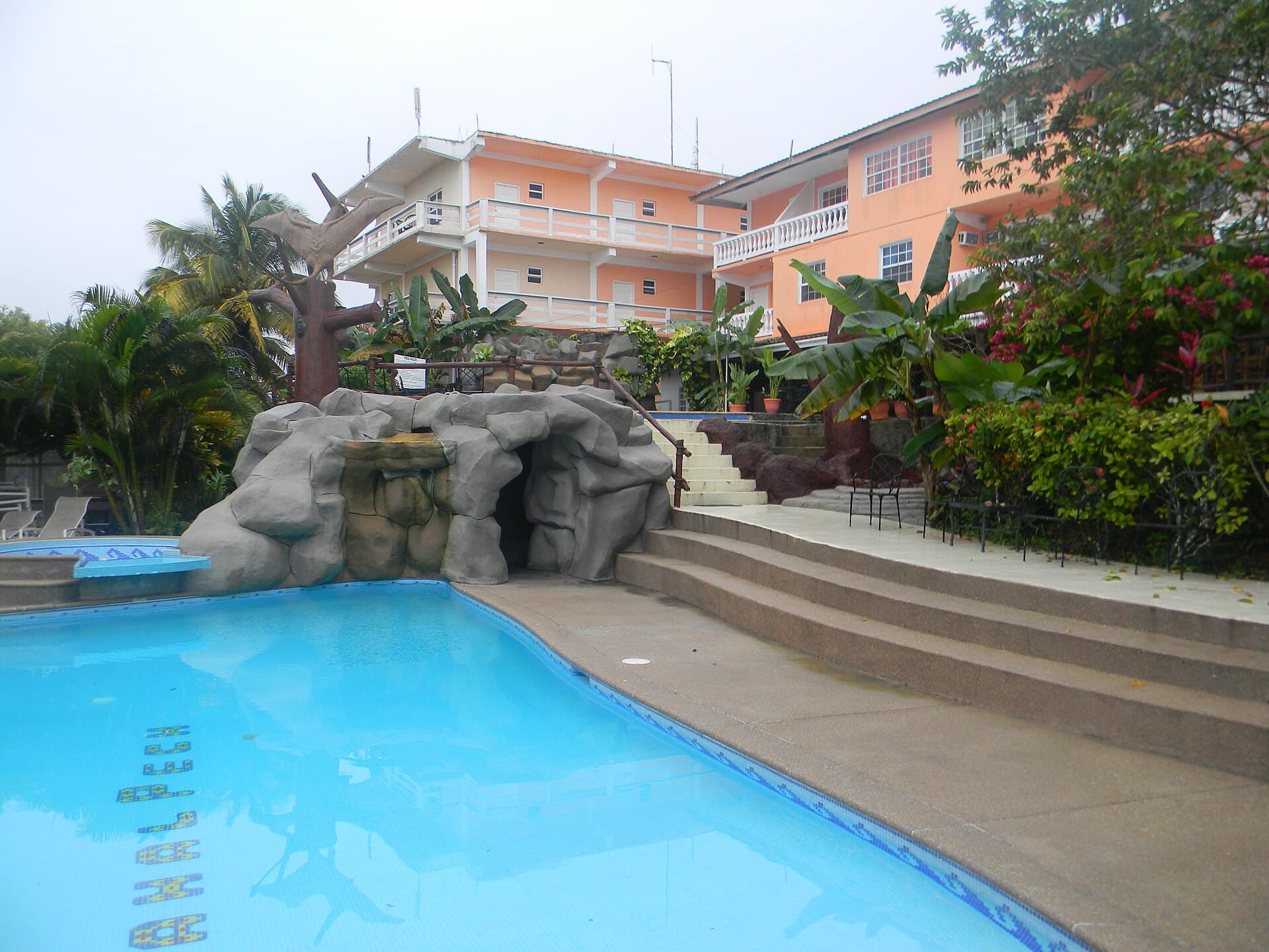 Cahal Pech Resort (via Wikimedia Commons, CC BY-SA 3.0)