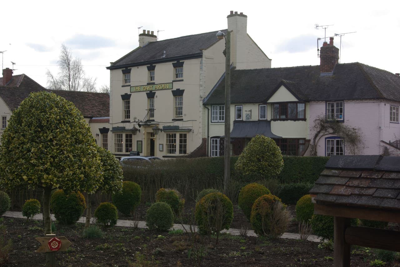 Mary Arden Inn (via Wikimedia Commons, CC BY-SA 2.0)