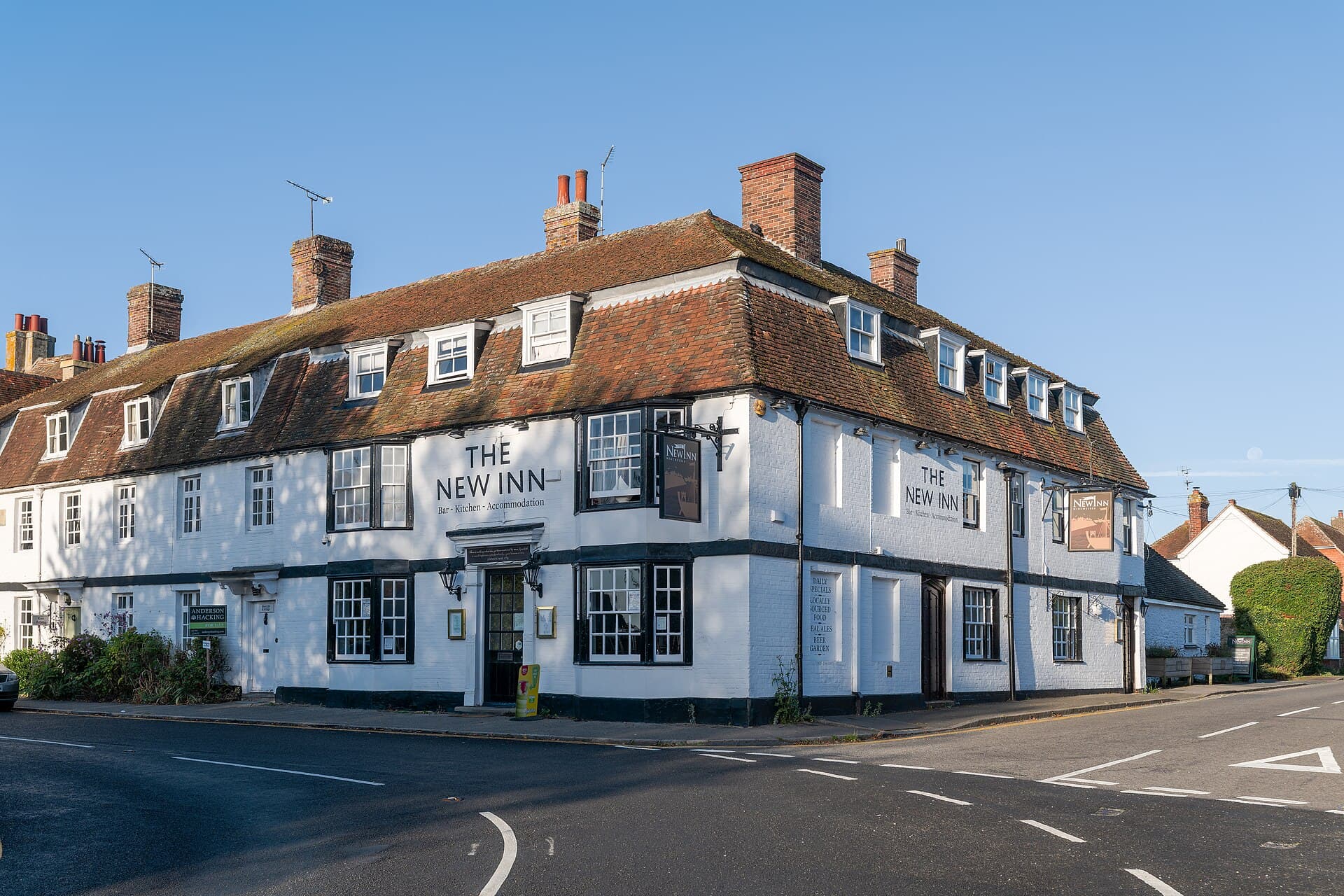 The New Inn (via Wikimedia Commons, CC BY-SA 4.0)