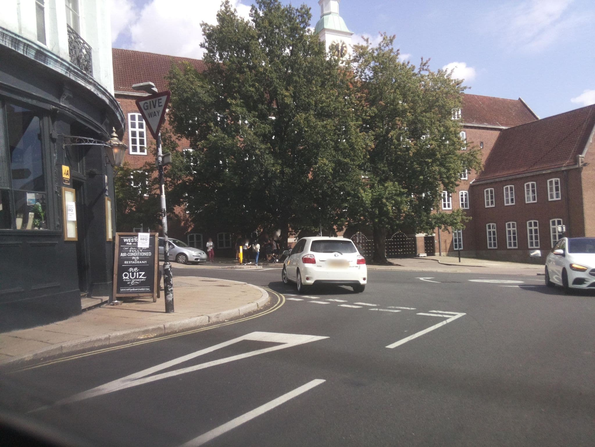 Street view near The Westgate (Hotel), Winchester — © southglos (CC BY-SA · Mapillary)