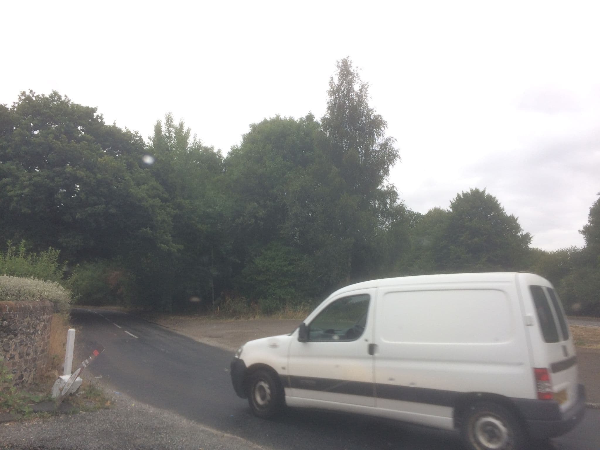 Street view near The Bell and Bottle in Farnham Common, Farnham Royal — © gmc (CC BY-SA · Mapillary)