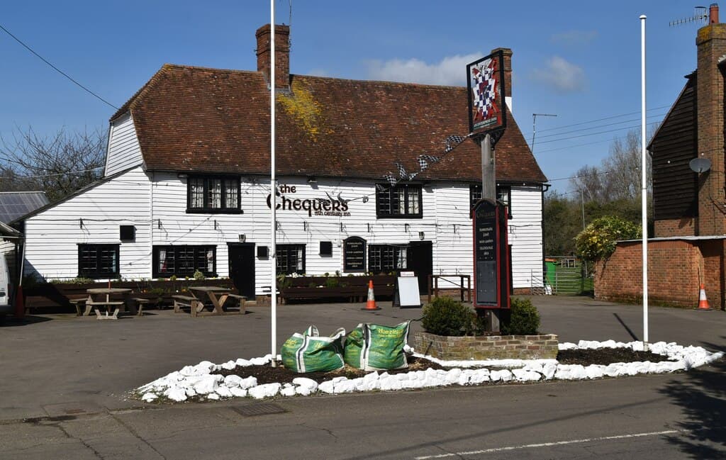 The Chequers Inn (via Wikimedia Commons, CC BY-SA 2.0)